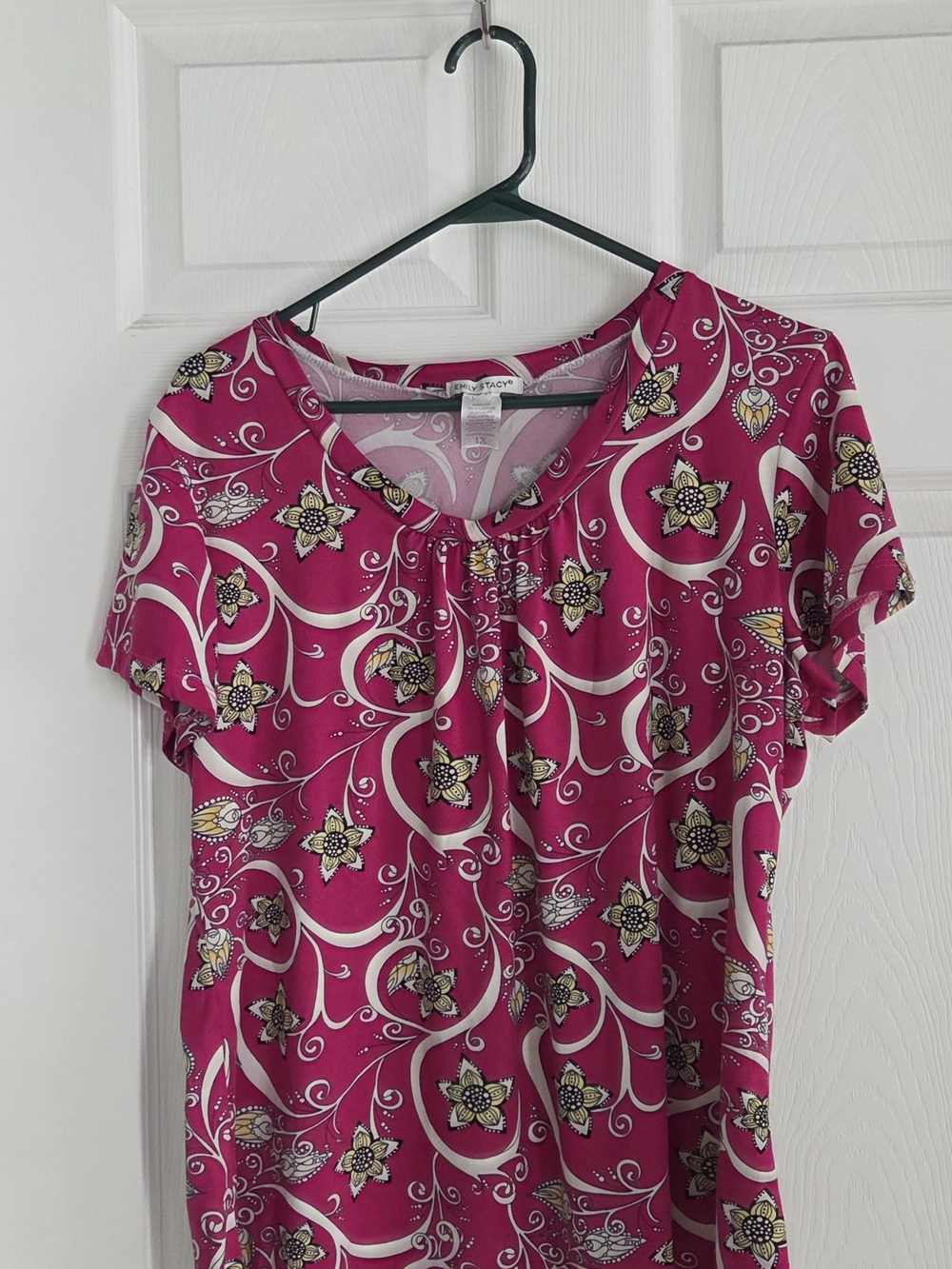 Magenta Floral Scroll V-Neck Short Sleeve Blouse